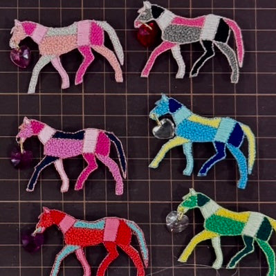 【ハート付き!】空色の馬ブローチ