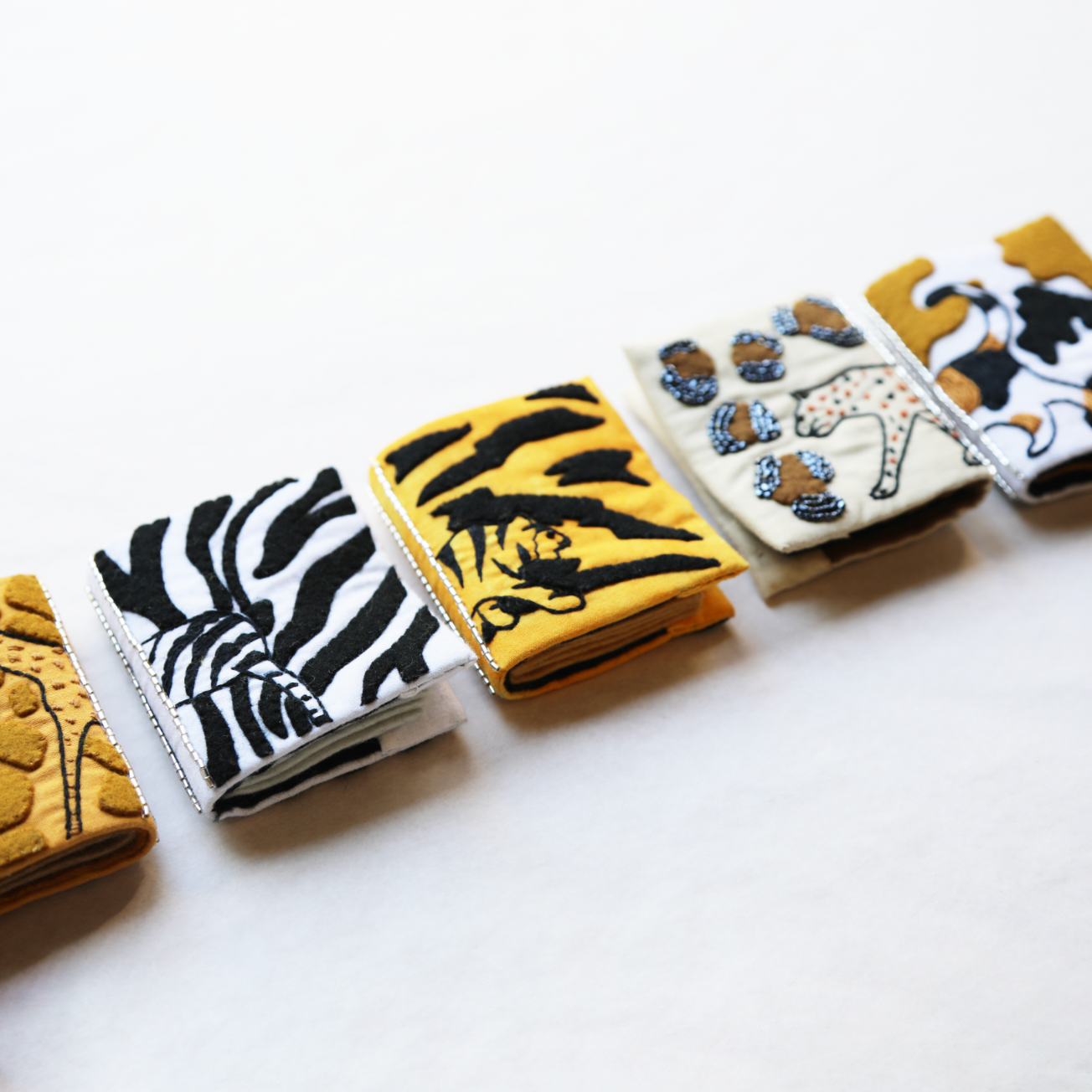 刺繍キット【三毛猫のニードルブック】