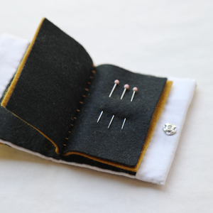 刺繍キット【三毛猫のニードルブック】