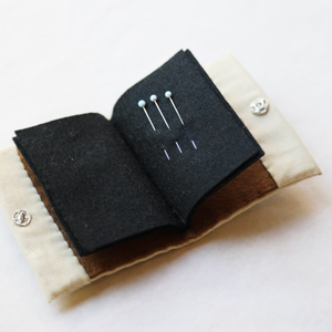 刺繍キット【ヒョウのニードルブック】